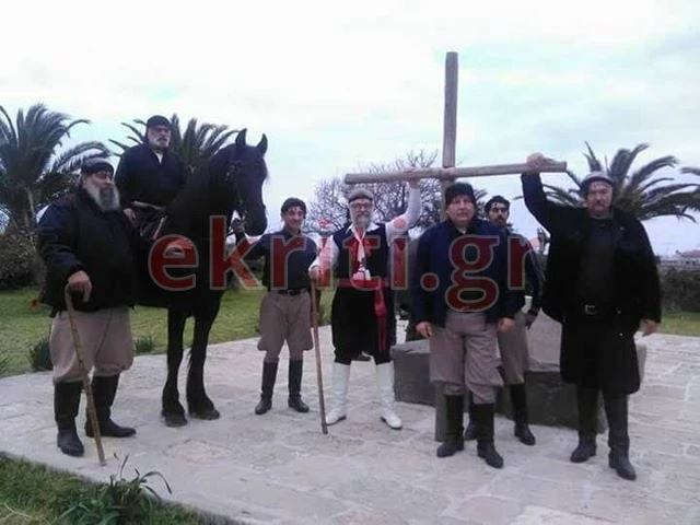 Δέος! Κρητικοί έκαναν γύρισμα μπροστά στον τάφο του Καζαντζάκη για το συλλαλητήριο